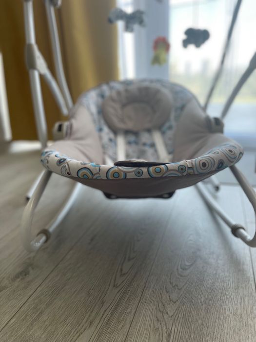 Шезлонг за бебе с люлеещ и звуков механизъм