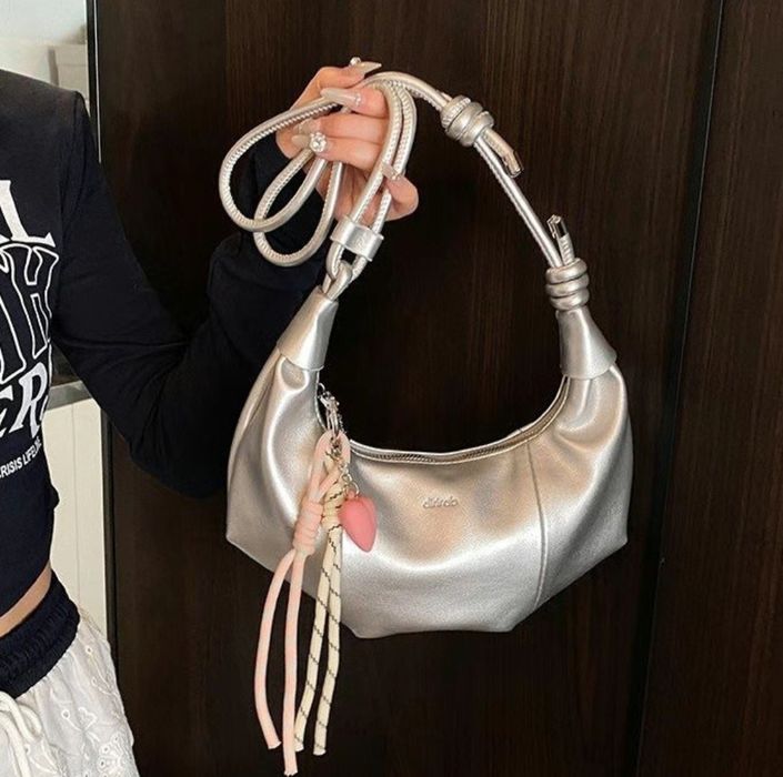 Маленькая серебряная сумка