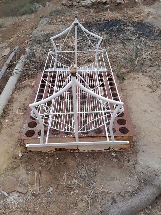 Темирдан ясалган гул куйадиган буюмлар сотилади