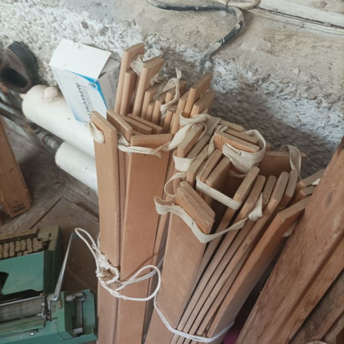 Кровать деревянная.