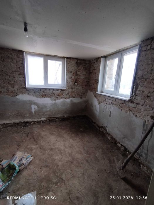 Продавам къща с двор в с. Новград