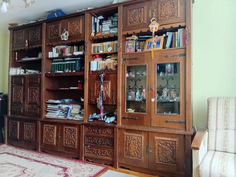 Biblioteca lemn cu ornamente