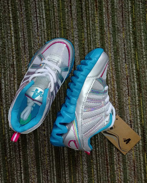 Нови маратонки за момиче, 28 номер