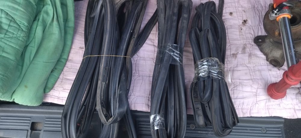 Продам резинки на дверь Митсубиси аутлендер оутлендер уплотнители