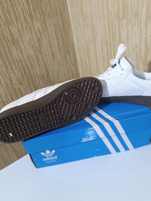 Женские кроссовки