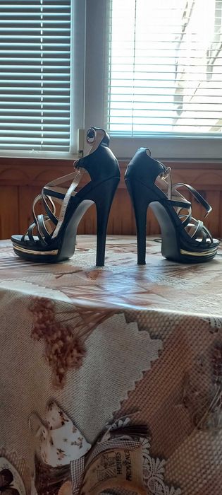 Елегантни сандали с висок ток