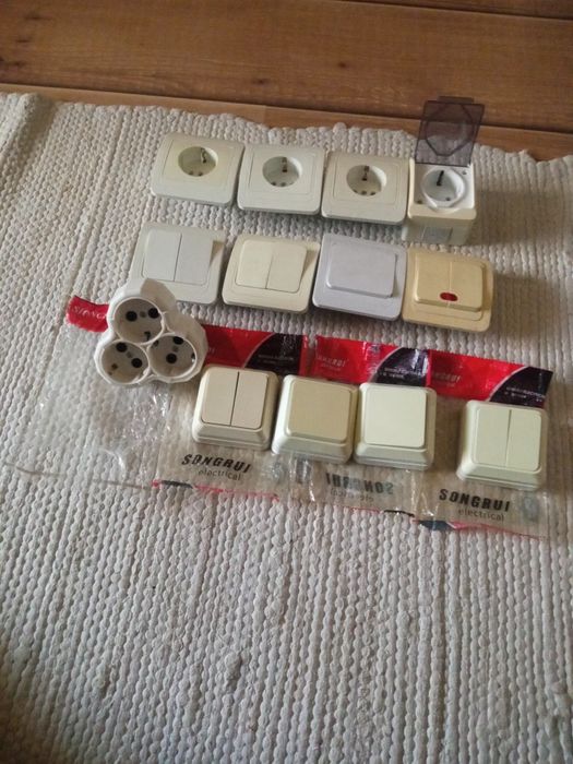 Vând lot 12 prize și întrerupătoare electrice