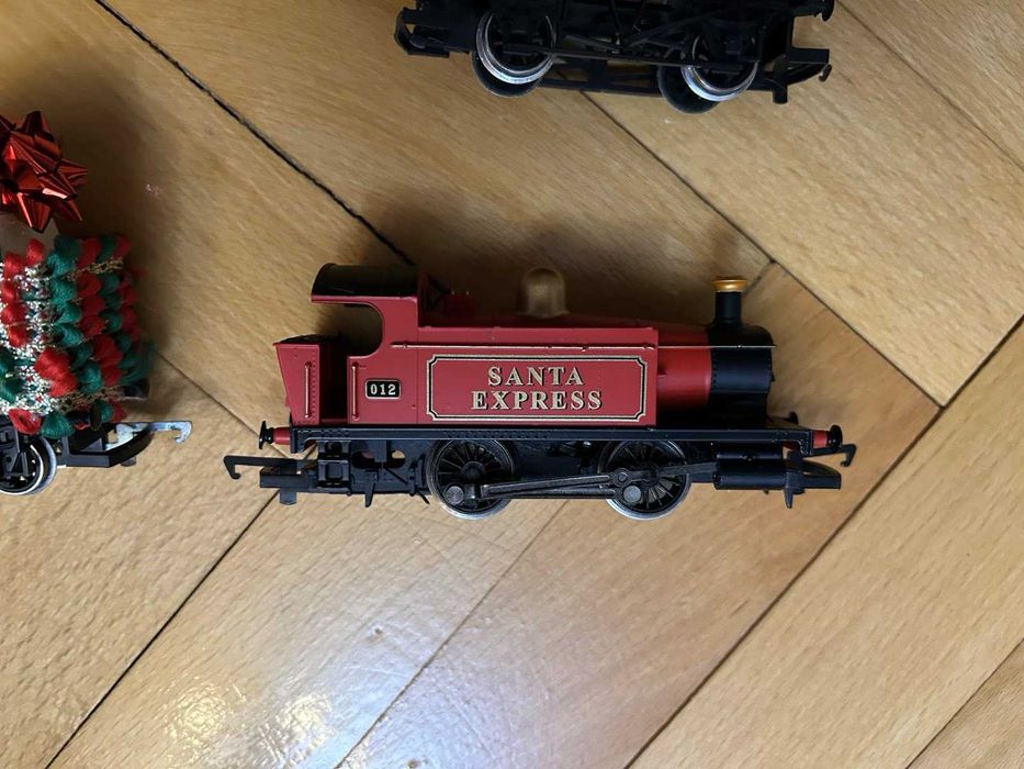 Коледен влак Hornby Santa’s Express R1248 + допълнителни вагони