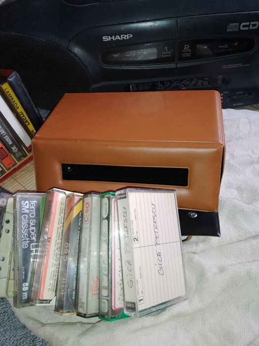 2 suporturi cu casete vechi