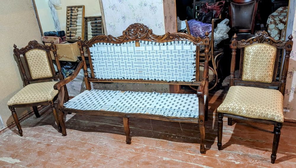 Комплект диванчик + 2 или 4 стула + журнальный столик.