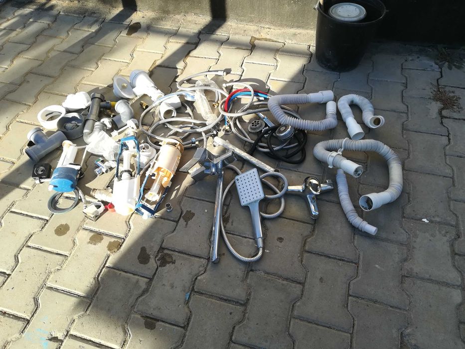 Унитаз, смесители, бочок унитаза