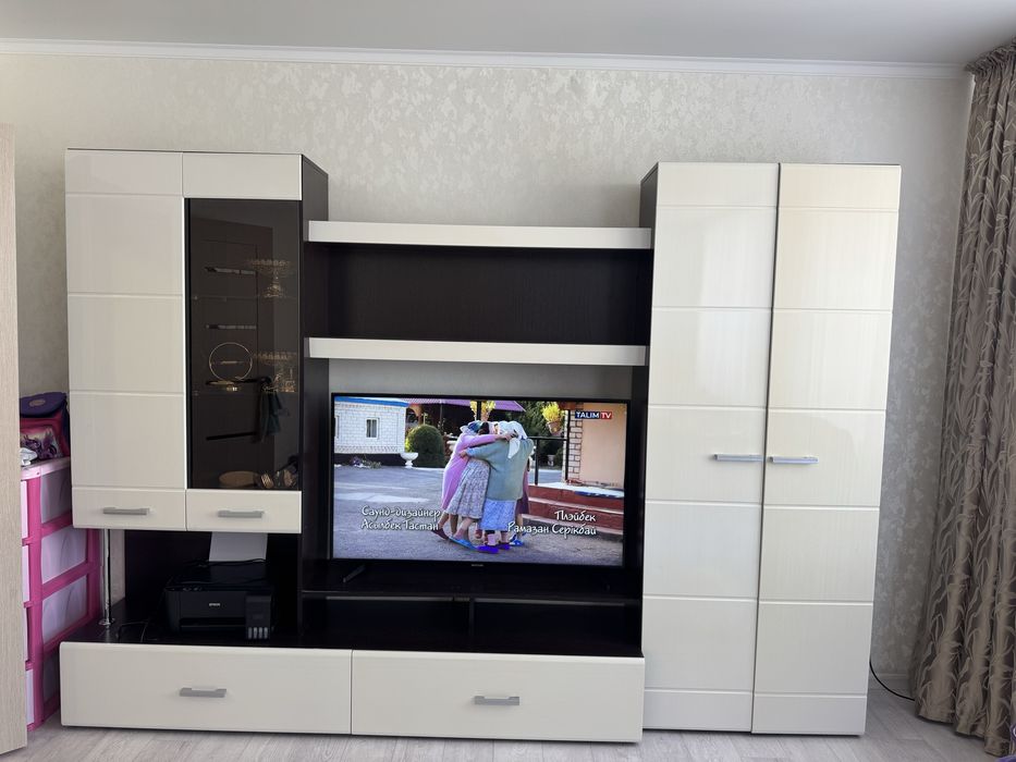 Продам горку для гостиной.В хорошем состояний.Все полку