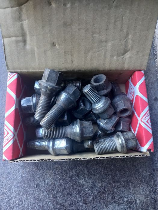 Продам болты и расш.крышку