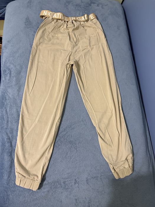 Бежов панталон на negative