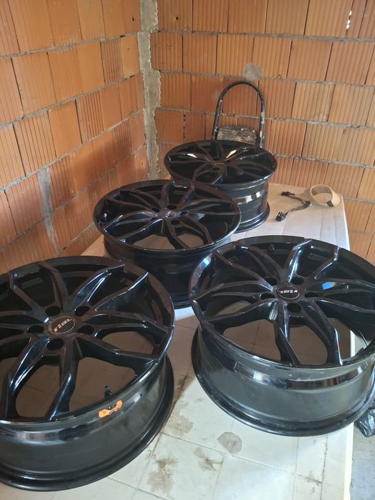 Jante noi ,pe 18 ,negru lucios 5×114,nefolosite niciodată