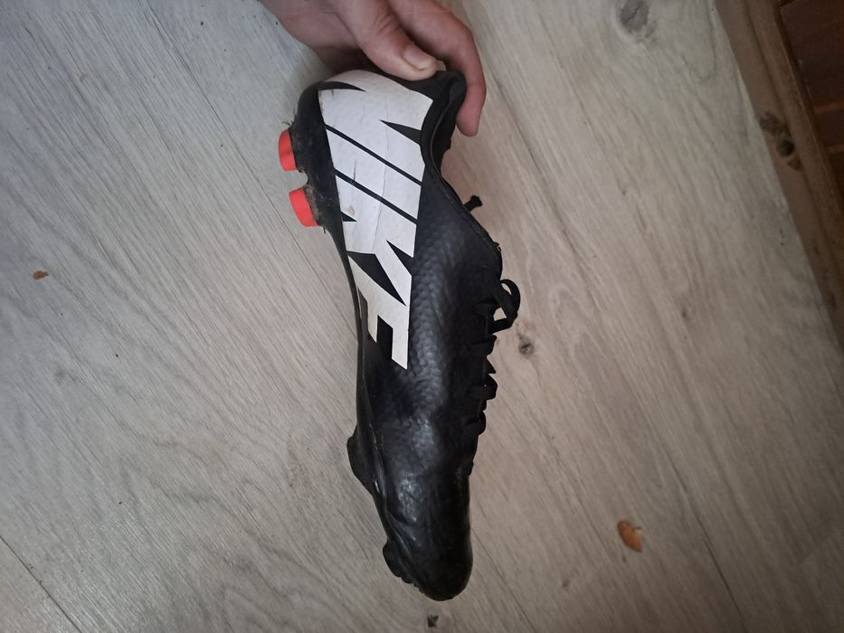 Бутони на nike mercurial