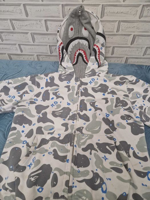 Продам свитшот Bape б/у белого цвета