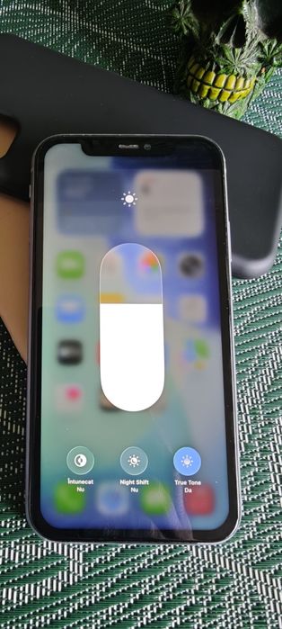 Vând iPhone 11, 64 GB,