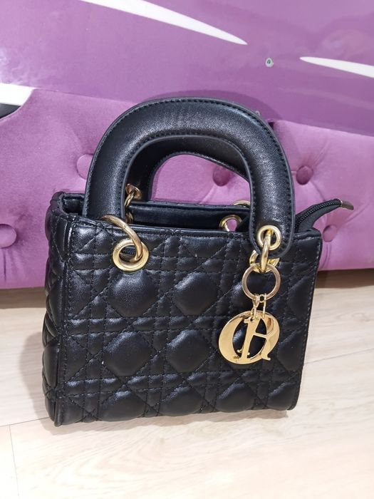 Стильная черная стеганая сумка (в стиле Lady Dior)