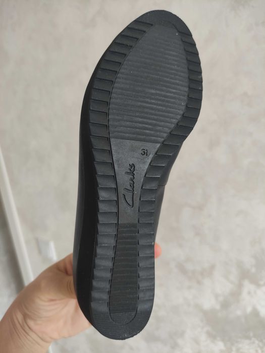 Кожаные туфли для девочки Clarks  35 размер