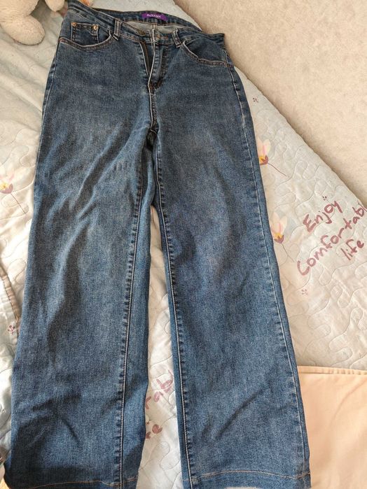 Джинсы темно синего цвета