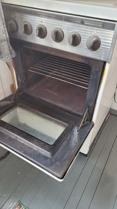 Стара готварска печка от соца , работеща от соца.