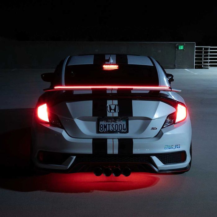 Eleron SPOILER universal CARBON banda LED cu STOP pe frana portbagaj