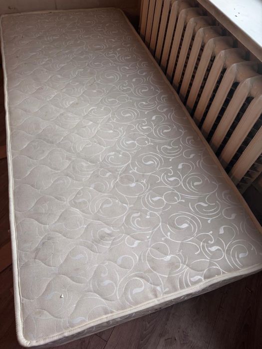 односпальная кровать с матрасом