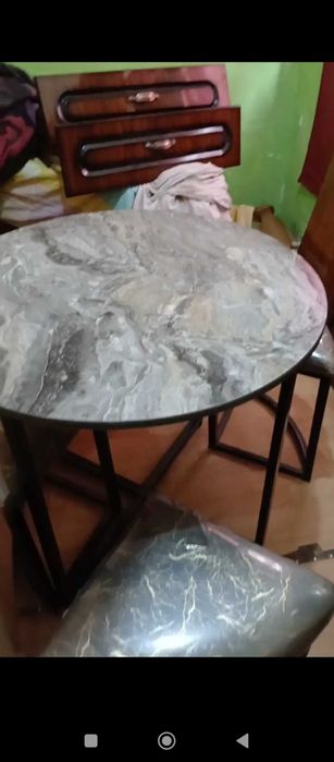 Шифоньер отличная из хорошего качества и стол