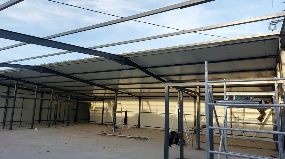 Executam lucrări montaj Panou sandwich pentru hale metalice structuri metalice
