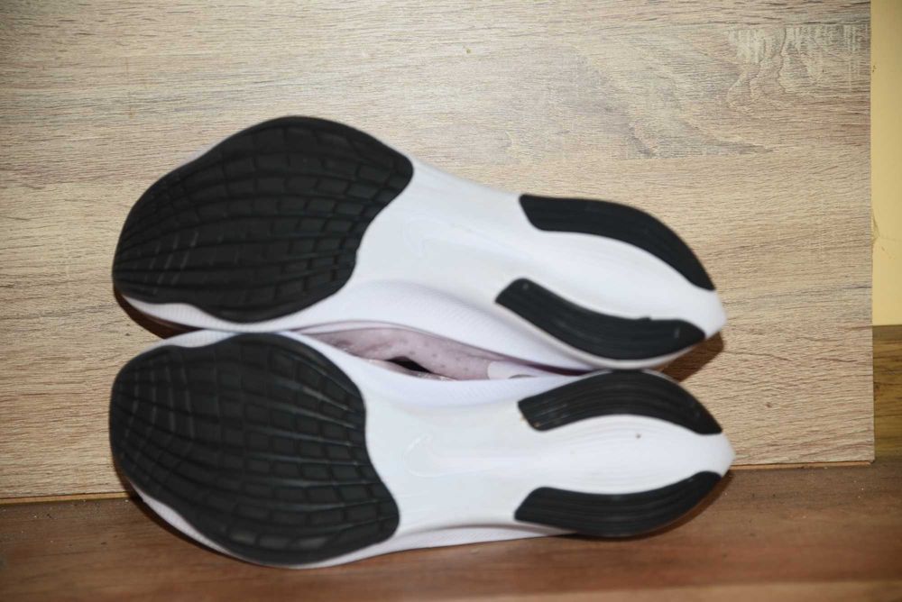NIKE Zoom Fly 3 оригинални маратонки 42 номер