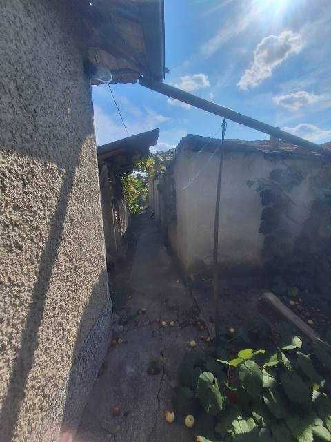 Две съседни къщи, село Светлен