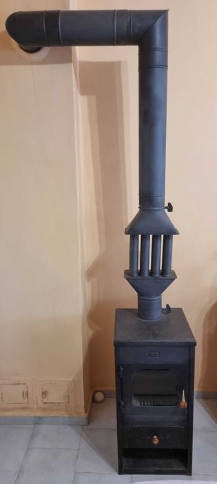 Продавам печка на дърва тип камина,заедно с нацепени дърва 2 кубика.