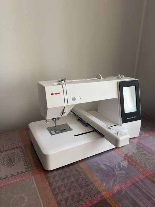 Продается вышивальная машина Janome Memory Craft e500