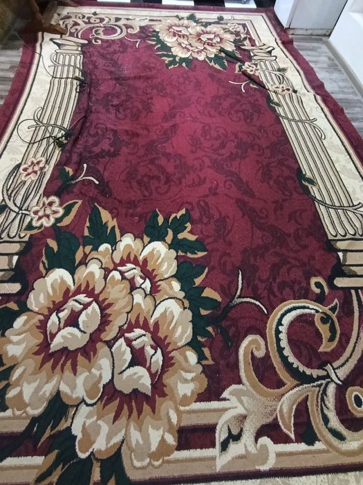Большой ковер с узором в хорошем состоянии