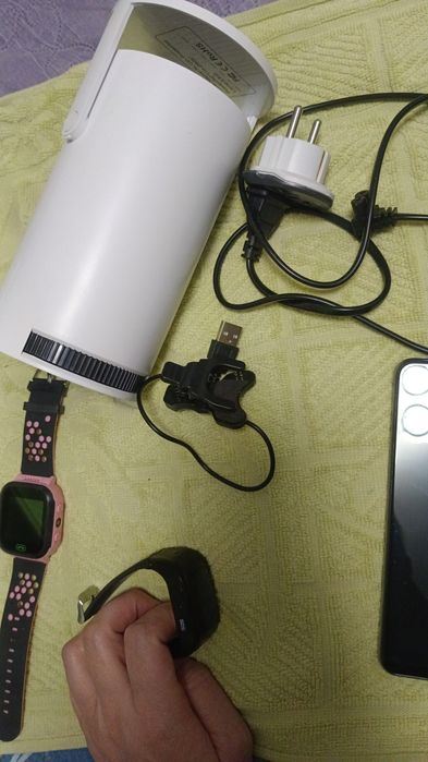 Телефон, проектор,часы продается