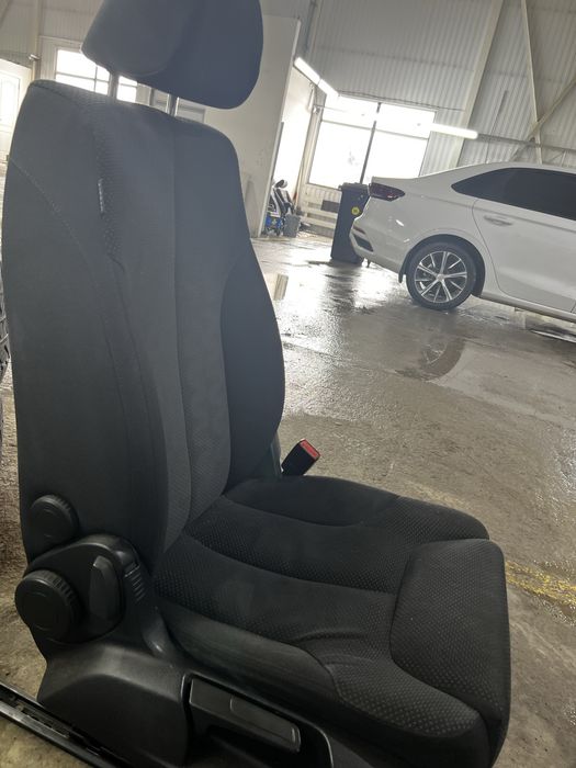 Передние кресла Фольсваген Пассат В6