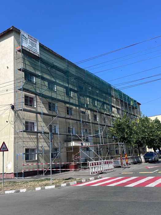 schela fixa si mobila de Închiriat