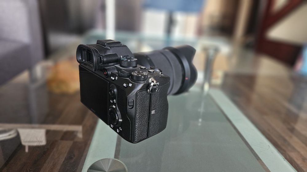 Безогледален фотоапарат Sony Alpha A7 III + обектив Sony FE 28-70mm f/3.5-5.6 OSS