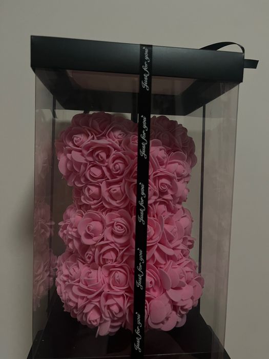 Луксозно мече от рози в кутия – перфектен подарък!