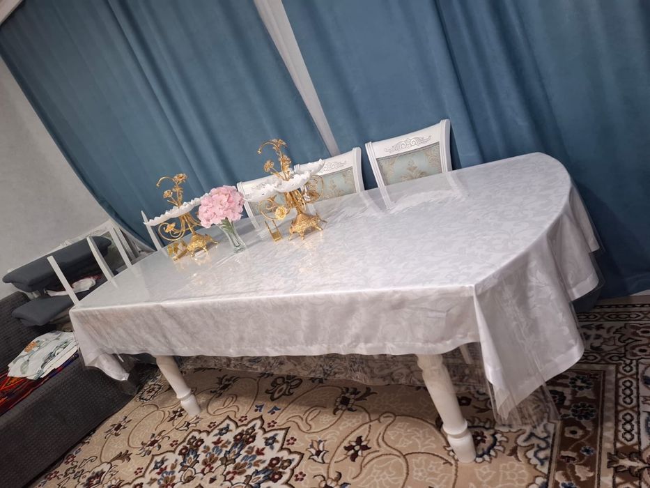 Стол со стульями