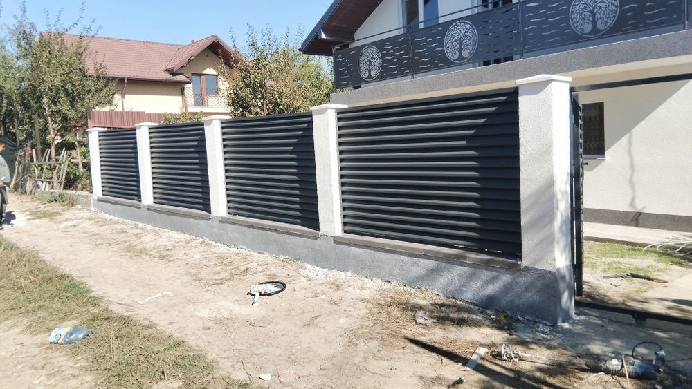 Construim la comanda dvs. garduri si porti din:
- panouri stil jaluzea