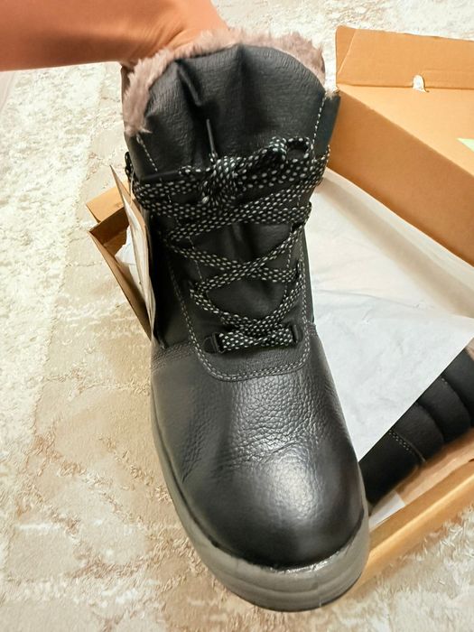 Новый!!!Продам спец ботинки