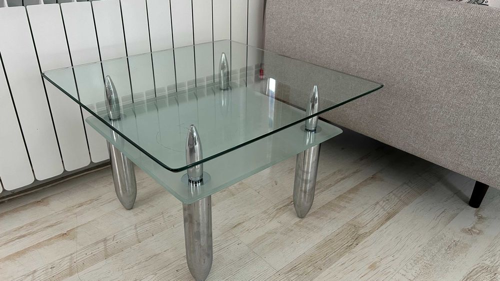 Холна стъклена масичка