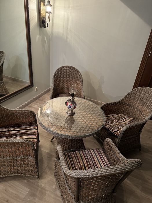 Продается ротанговый стол со стульями.