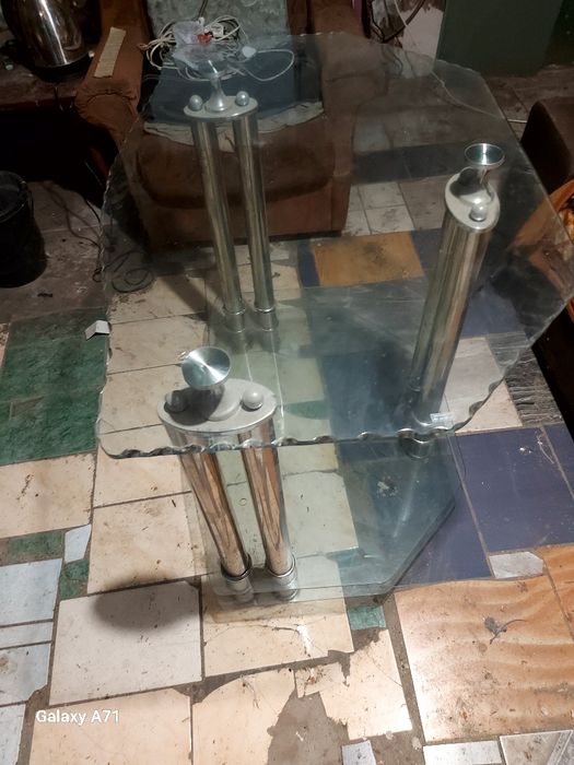 Стеклянный столик