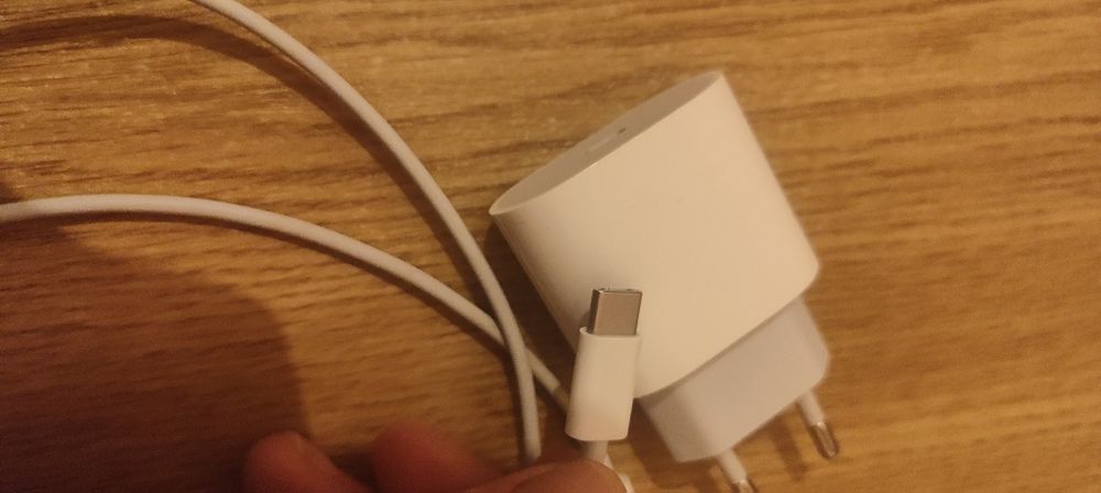 Pachet: Încărcător original 20W Apple + cablu original Apple 1m