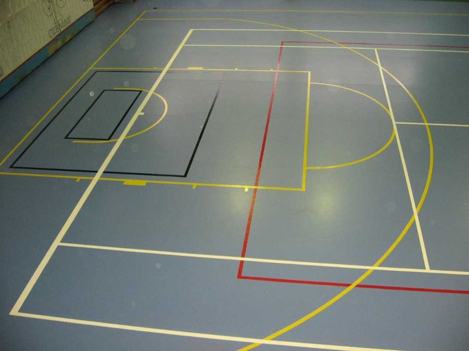 Укладка спортивного линолеума с нанесением разметки с гарантией.