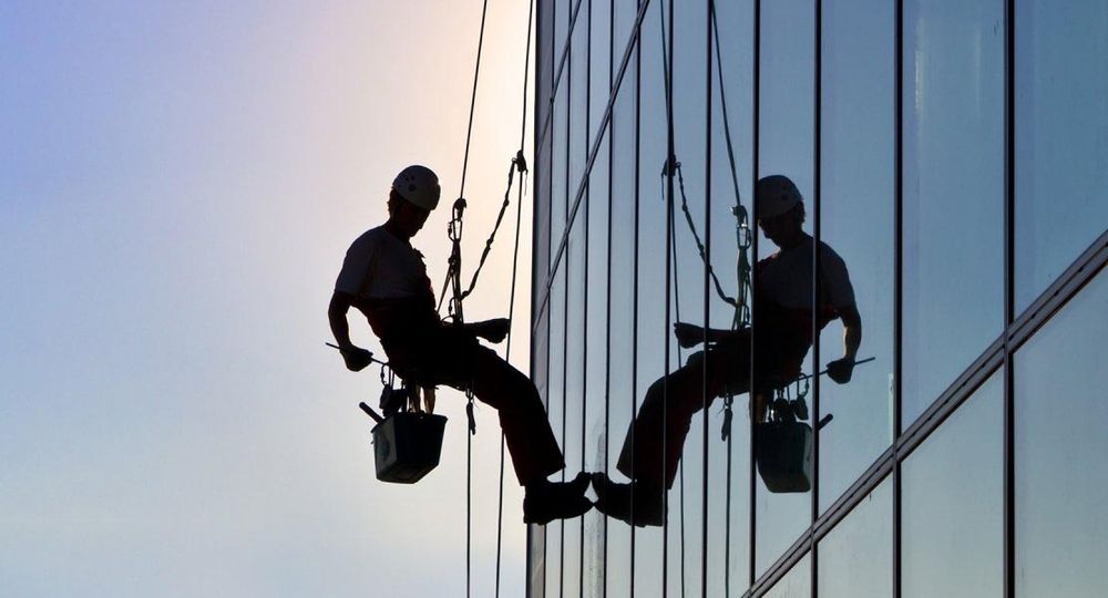 Альпинист услуги. Alpinist xizmatlari Краска работает.Мойка окон