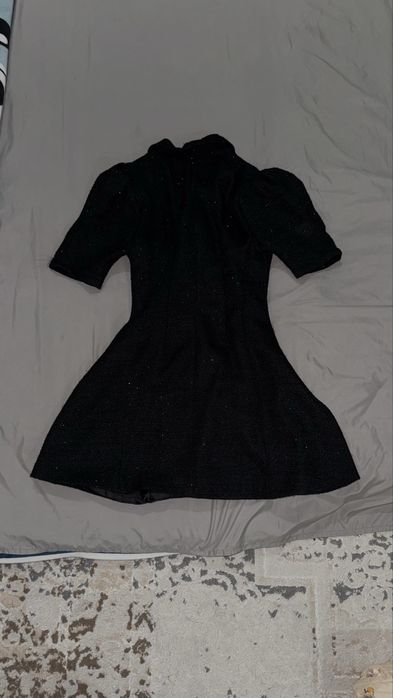 Элегантное чёрное платье с пуговицами